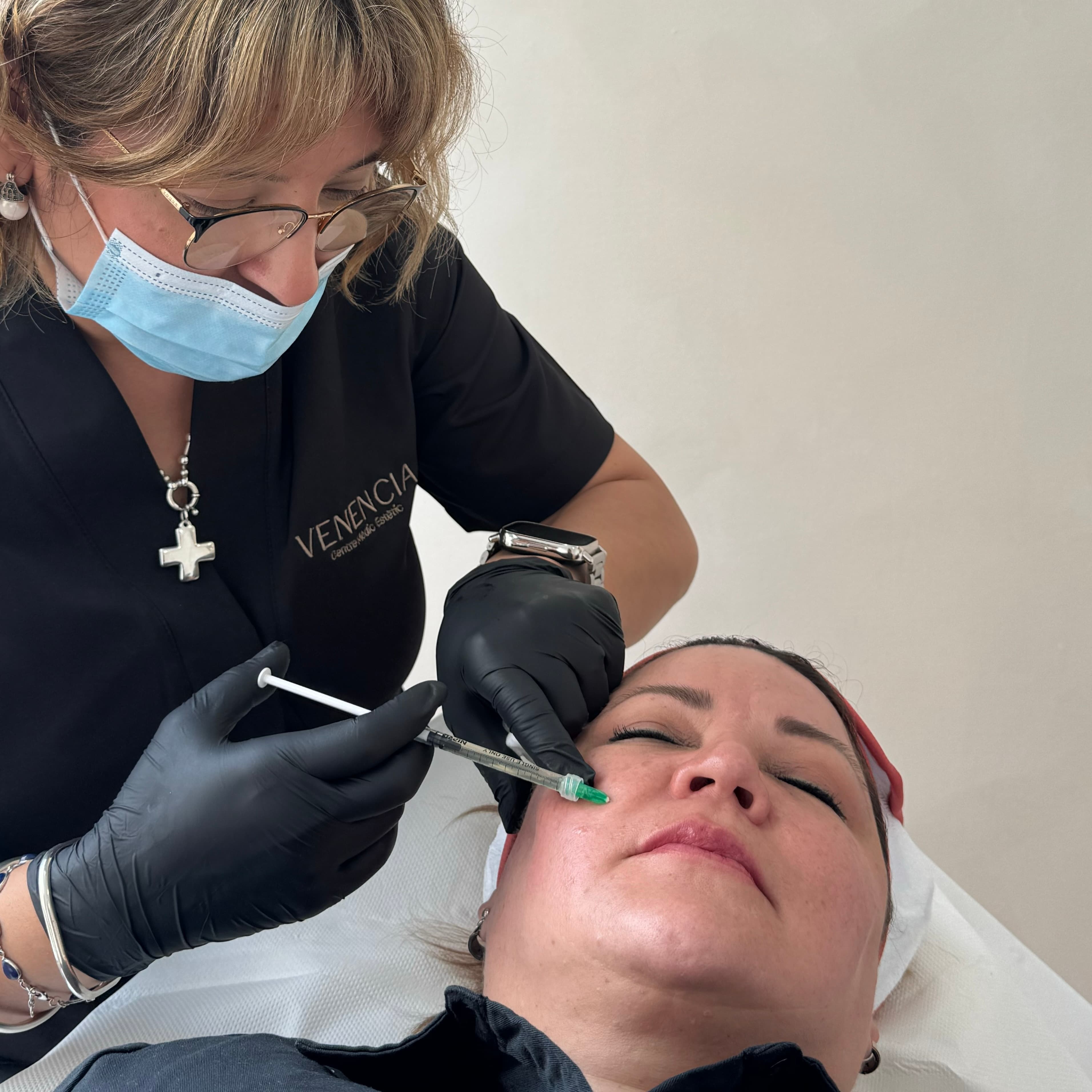 Mesoterapia facial con vitaminas y ácido hialurónico.